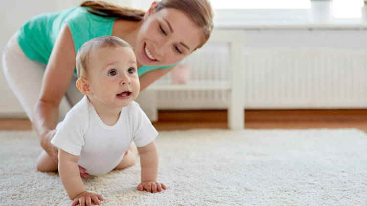 Pourquoi le jeu sur le ventre (engl. "tummy time") est si important et quand commencer à le pratiquer ?